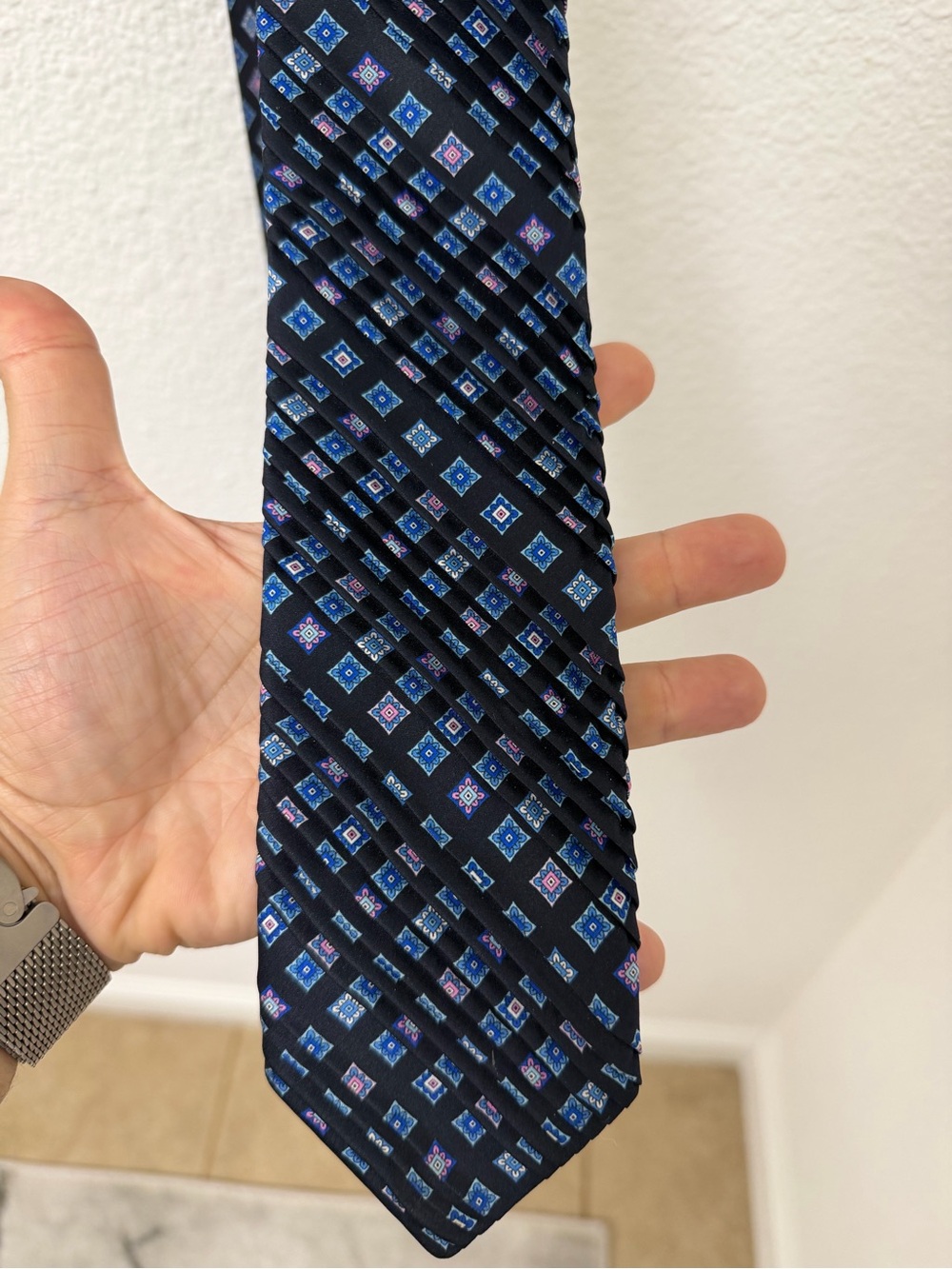 Vitaliano Italy Men's Black Silk Tie with Blue Geometric Motif - Picture 6 of 7